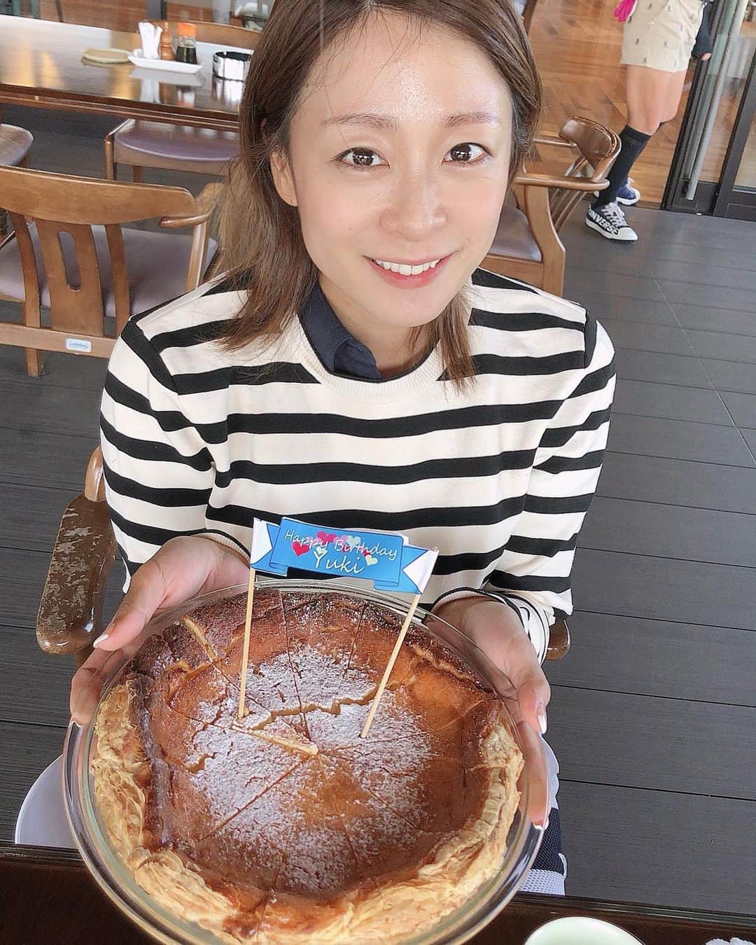 安藤あいかのインスタグラム：「友希ちゃんのお誕生日も祝ったよ🥰 心優しくて繊細な友希ちゃん！！ ゴルフ後で髪の毛ボサってるところもかわいいです。  #お誕生日 #ゴルフ女子  #テラスでお昼」