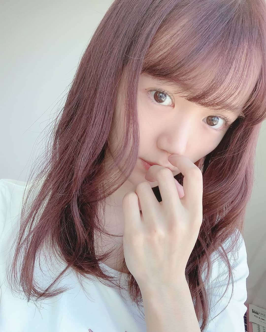 尾崎由香のインスタグラム：「こないだ赤茶に髪を染めました😌  皆んなに聞いて良かった♪♪ 気に入ってます、ありがとう💕  #赤　#ローズレッド　#ヘアカラー　#カラー　#セミロング　#秋」