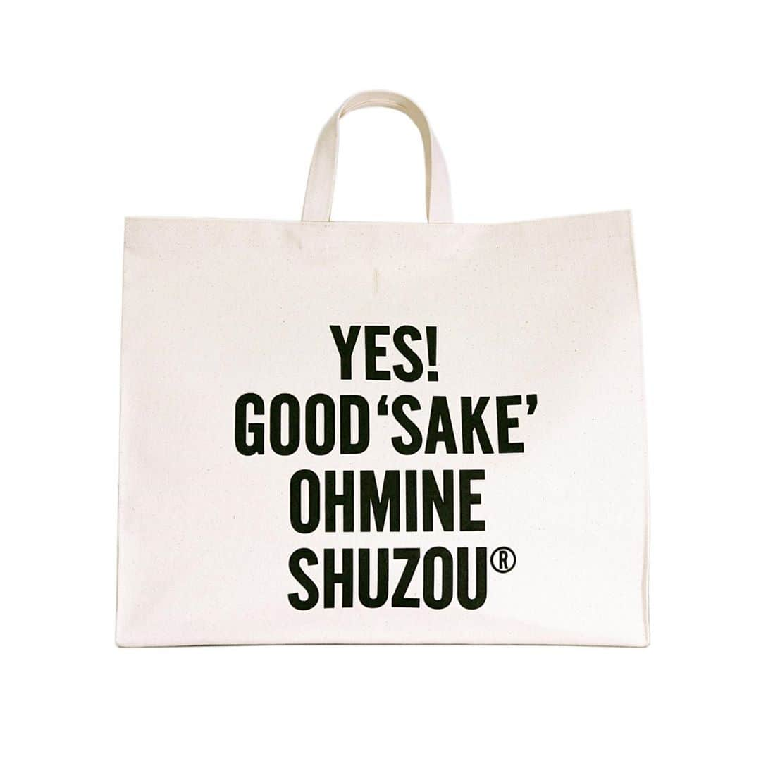 大嶺酒造のインスタグラム：「以下の限定商品を10/3(土)10:00より新蔵直売所・カフェ、大嶺オンラインストアにて数量限定で販売開始いたします。  Ohmine Shuzou® x DRESSSEN のコラボレーショントートバック。  サイズ：w46cm×h 37cm  「DRESSSEN」 フードコーディネーター・後藤順一が手掛けるエプロンブランド。 DRESSSENは“Let's change an apron”をコンセプトに、ファッションの観点から“着替えるエプロン”を提案。エプロンの製作には帆布を使用し、国内の老舗工場で生産。ユニセックスで着用できるシルエット、シンボリックなメッセージロゴ、ライトな着け心地×タフな生地感、細部までこだわった1枚はどんなシーンにも心地よく馴染みます。使い込むほどに風合いが増し、自分好みのユーズド感を楽しめるのも魅力。  ・ ・ ・ ・ ・ #大嶺酒造  #ohmine #dresssen」