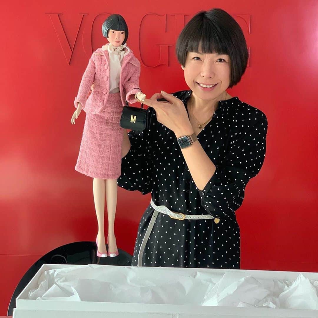 Moschinoさんのインスタグラム写真 - (MoschinoInstagram)「❤️❤️❤️ #Repost @angelica_cheung ・・・ What a surprise to receive this mini AC from #jeremyscott... Does she look like me?😄👏 #angelicacheung @voguechina #moschino」10月2日 10時46分 - moschino