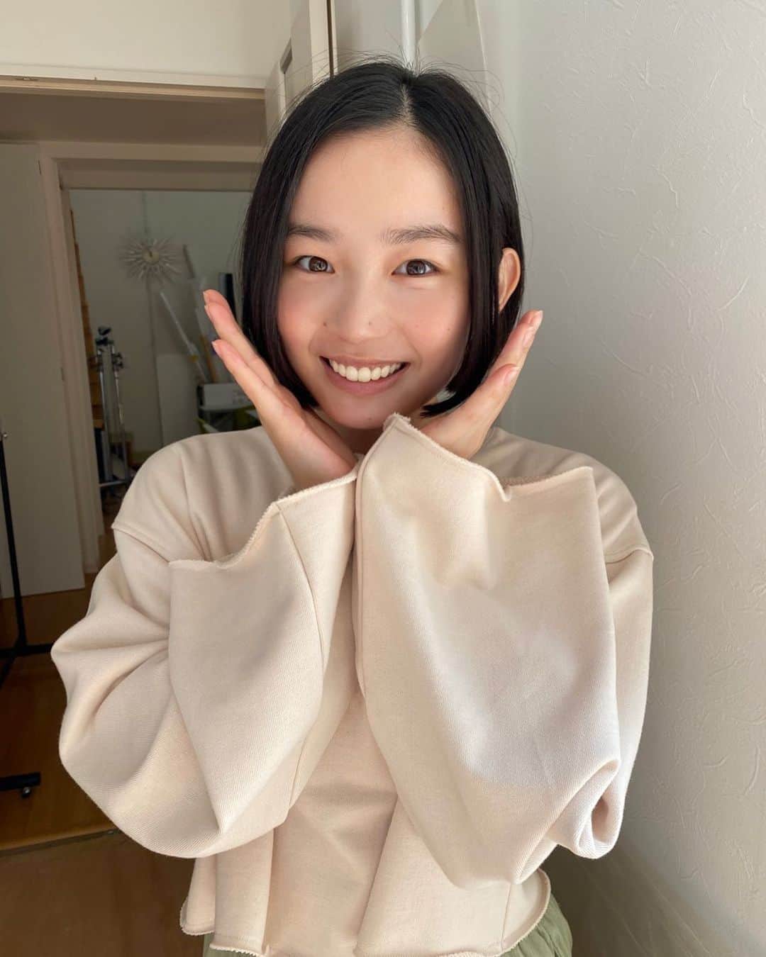 宮崎優さんのインスタグラム写真 - (宮崎優Instagram)「今日も1日頑張ろう！홧팅 ！🌷  撮影では、いつもアホ毛と格闘しています。笑  #お花ぽーず」10月2日 10時49分 - yumiyazaki
