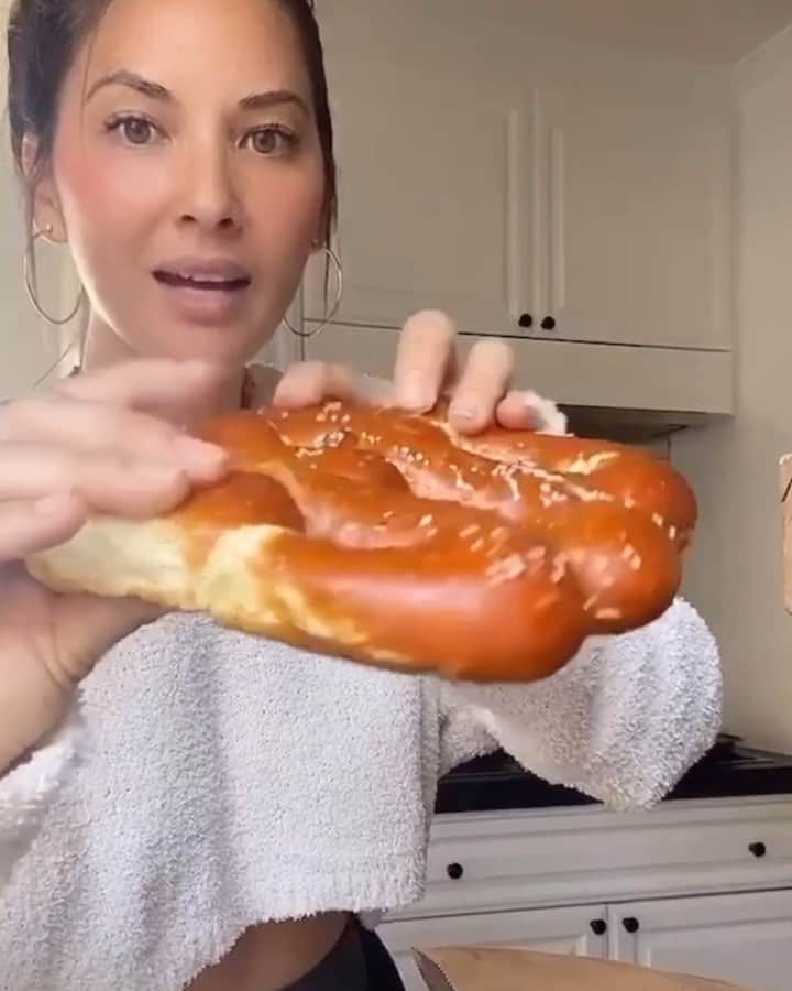 アダム・シャピロのインスタグラム：「Thanks for the @shappypretzel love @oliviamunn! ⭐️⭐️⭐️⭐️⭐️」