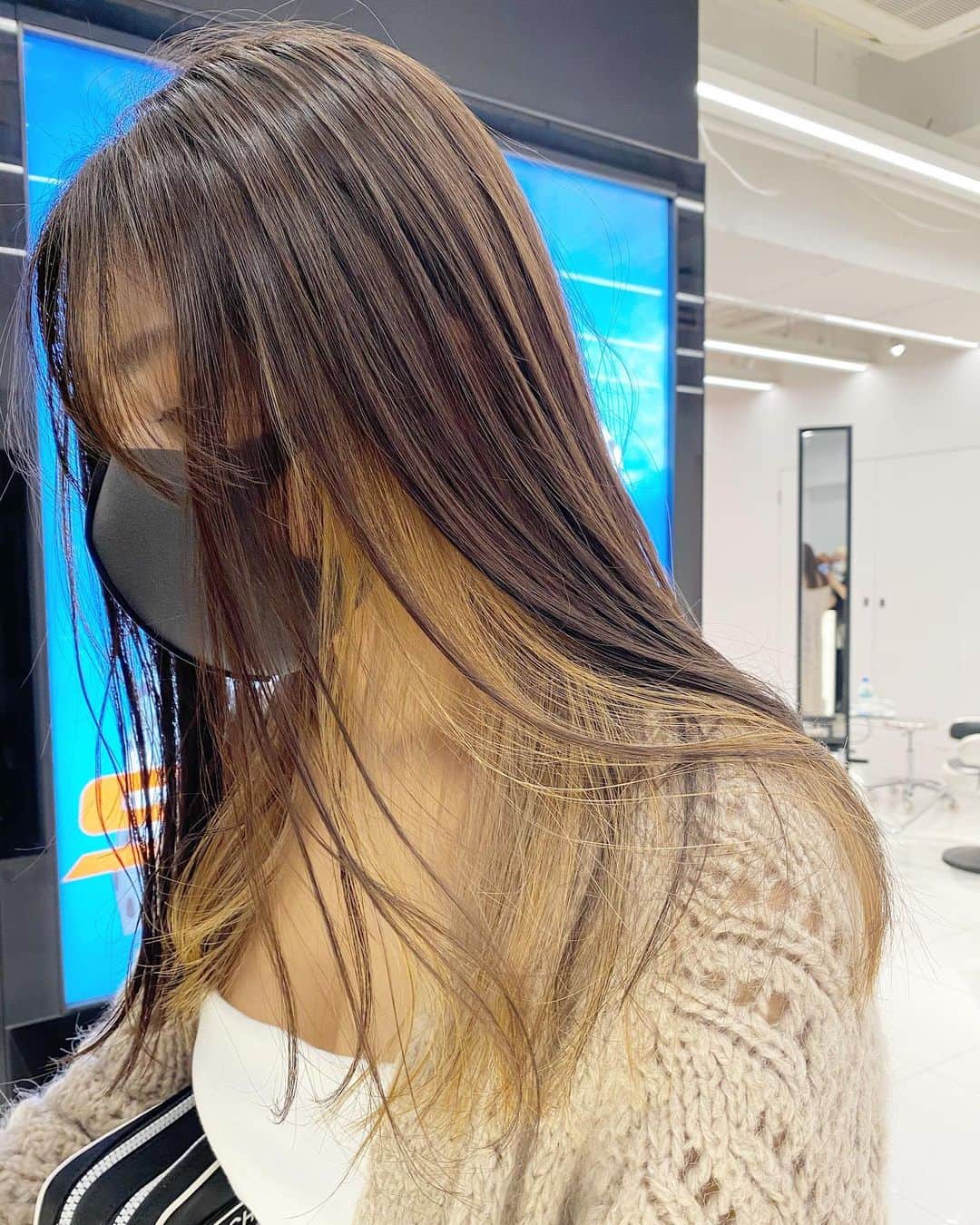 Sachiのインスタグラム：「Point color / Similar colors 同系色のコントラストのあるバランスも好きです。 位置、バランスは髪型によっても異なり、またそのバランスも楽しい。 . 秋冬は同系色が可愛い🤎 . #hair#カラー #shima_sachi」