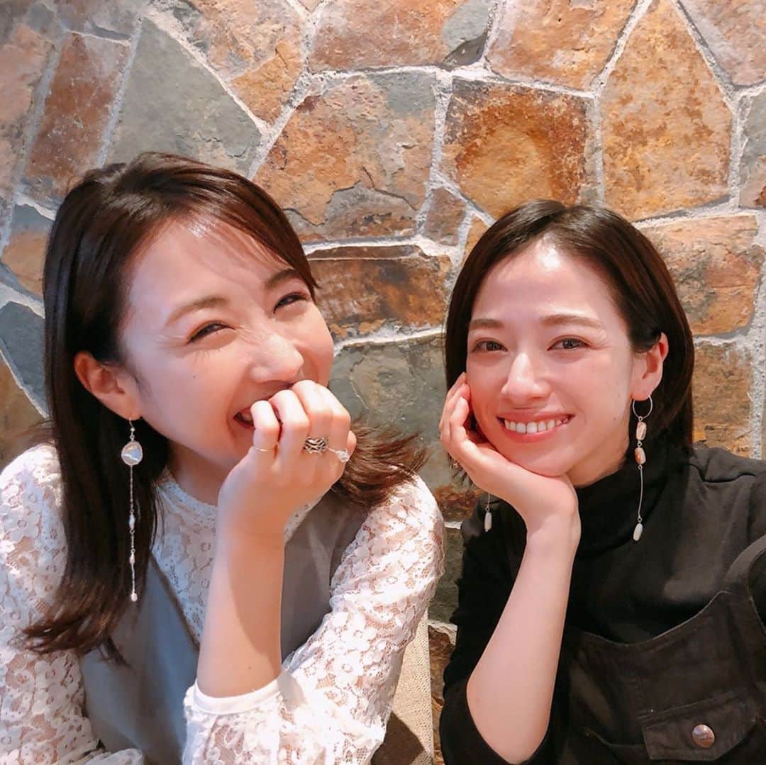 崎本ゆかりのインスタグラム：「🍂 もう10月だなんて。。早すぎて引く。笑 この2ヶ月ちょっと、本っっ当にあっとゆーまで。でも  今までで一番と言っても過言ではないほど充実していて。  色々学びながら成長していけたし 不安定な時もポジティブでいられた！くだらなすぎることでお腹抱えて笑ったり とにかく楽しい毎日を過ごせたのも この方 @mayuumiroom のおかげ♡ この写真を撮ってくれた @mk.mzgc もね✌︎  二人ともありがとう♡ 作夜は美しい満月が見れたし 朝日もパワーを感じた！ 残り3ヶ月も全開でいこうー😉🔥  2枚目の写真特にすき🥰 #10月#october#十五夜#中秋の名月#fullmoon#power #teamwork#happysmile#lovemyfriends#family#thanks#memories#仲間#充実#感謝#笑顔の連鎖 #accessory#handmade」