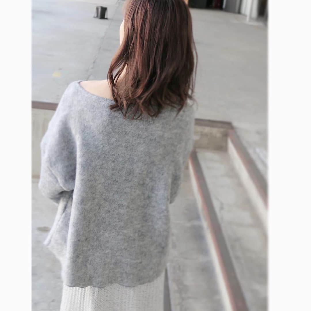 乙黒えりのインスタグラム：「昨日の満月  キレイでしたね🌕お月見できましたか？ もう秋か〜今年はあっという間だね☺️ #ニット　@blanc_official.jp  #スカート　@iena_jp  #スニーカー　@balr_jpn  #ママコーデ#カジュアル#outfit#ニット#2020AW」