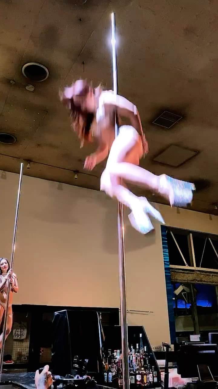 LuCyCoのインスタグラム：「this is one of my favorite 😂  高いポールで落ちるの楽しい。  #poledance #ポールダンス #撮影 #落下 #技 #絶叫系 #アトラクション」