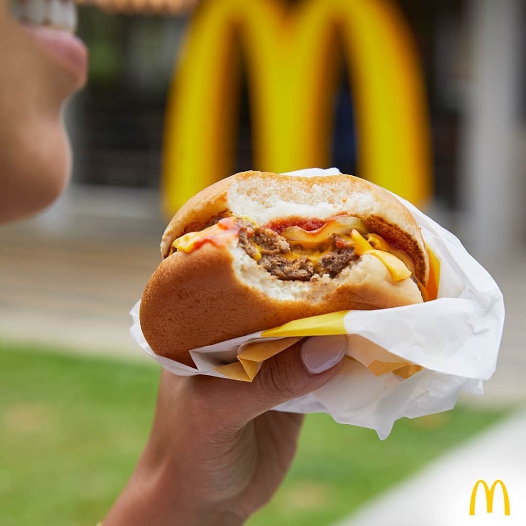 McDonald's Philippinesのインスタグラム：「It's FRY-yay, finally! Take your meal to another level. Get a Double Cheeseburger, then pair it with our World Famous Fries. 🍟 🍔  Head to McDonald's and Dine-In or order via McDelivery!」