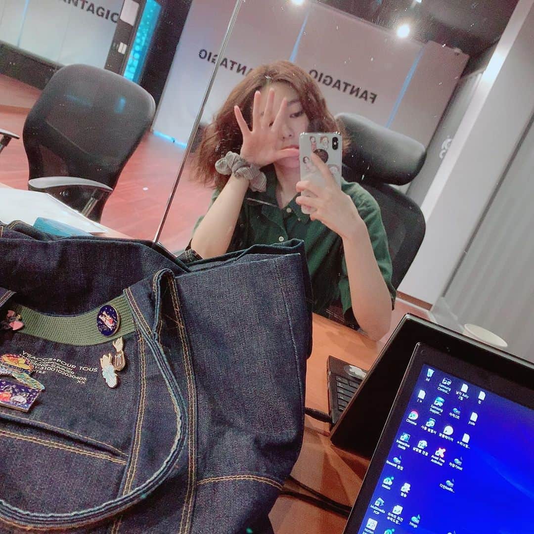 ソヨンさんのインスタグラム写真 - (ソヨンInstagram)「사진 정리하다.... 알게 되었다.  난 연습실 거울이 좋은가 봐☺」10月2日 11時00分 - hv_seo0