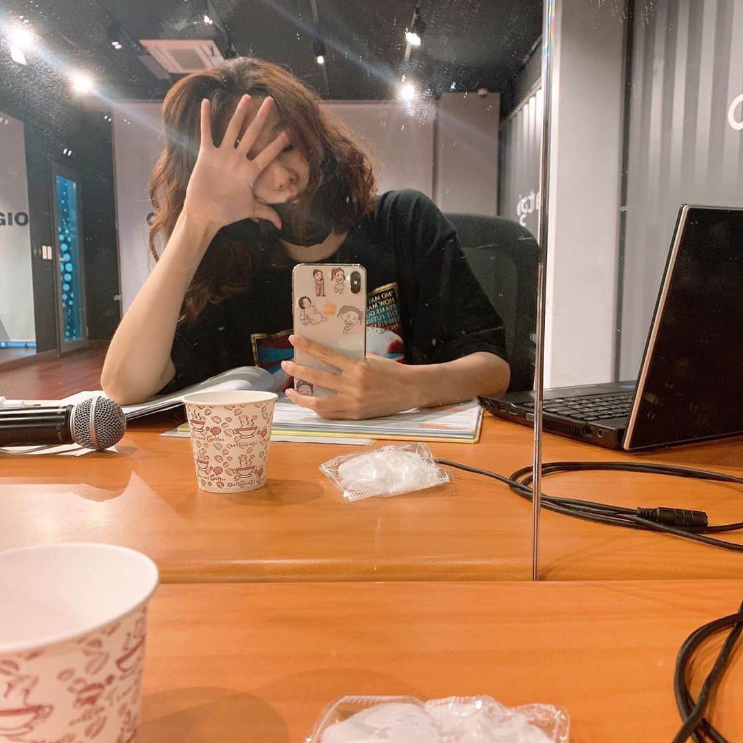 ソヨンさんのインスタグラム写真 - (ソヨンInstagram)「사진 정리하다.... 알게 되었다.  난 연습실 거울이 좋은가 봐☺」10月2日 11時00分 - hv_seo0