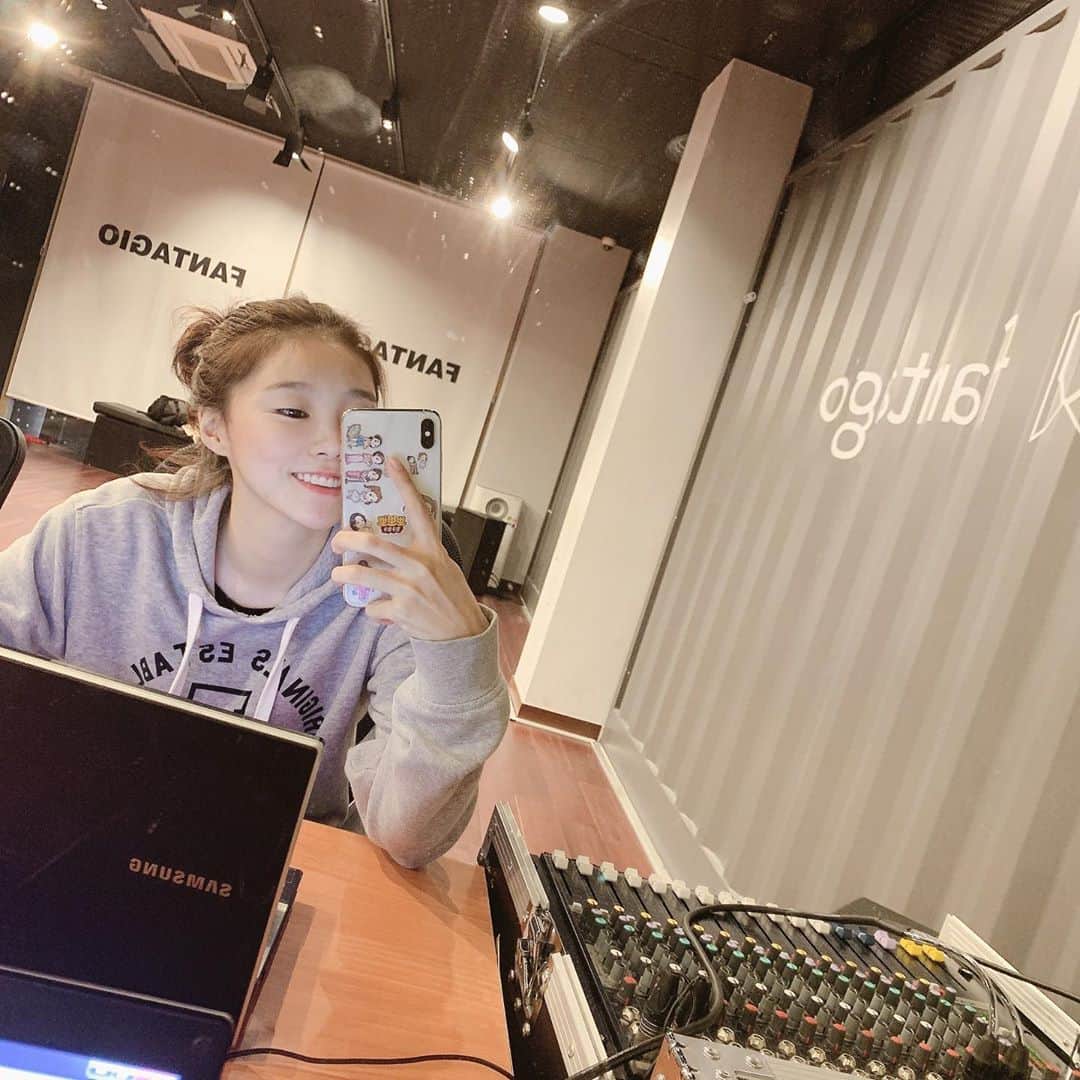 ソヨンのインスタグラム：「사진 정리하다.... 알게 되었다.  난 연습실 거울이 좋은가 봐☺」