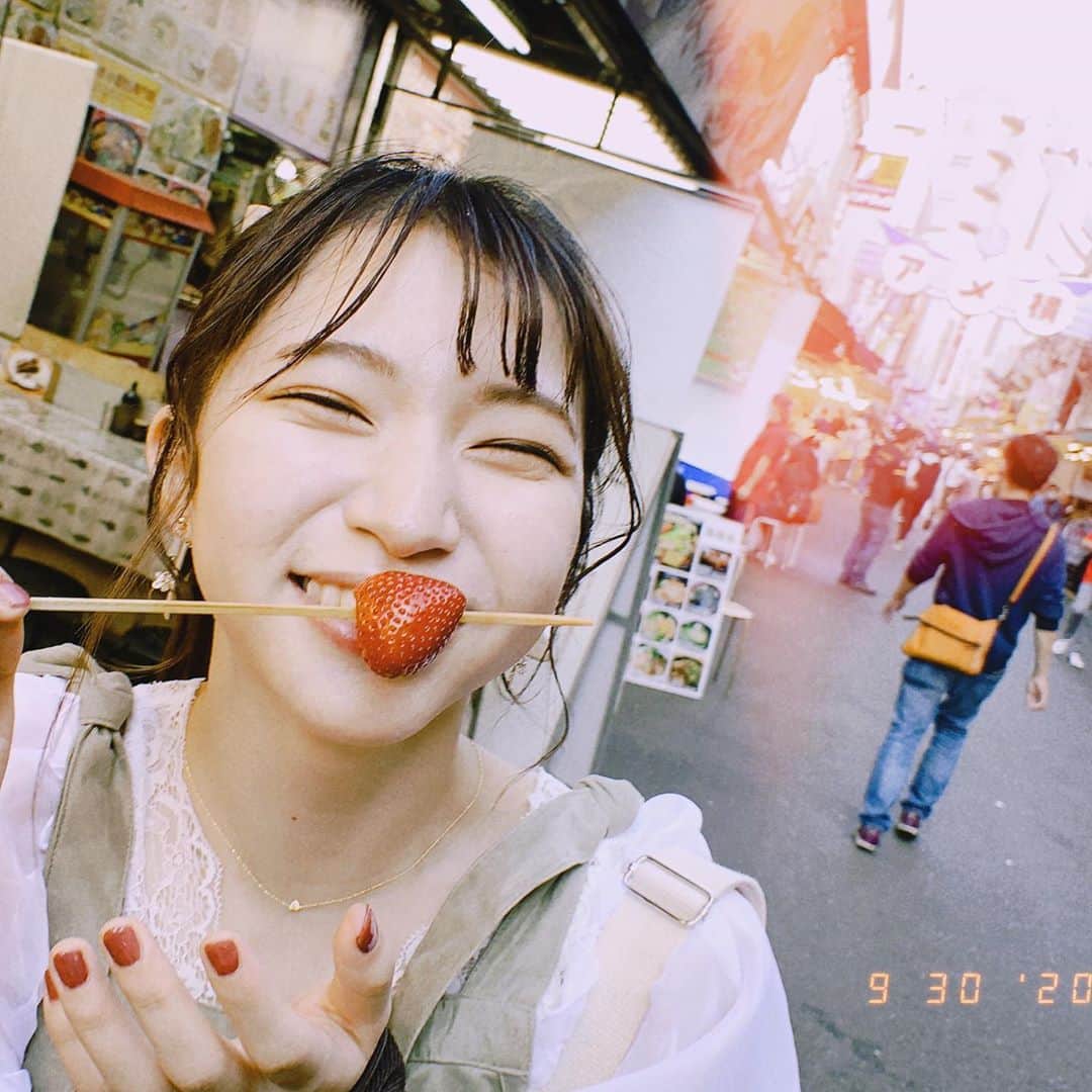 横道侑里のインスタグラム：「上野に撮影しに行ってきました☺️なかなか撮ってもらったことのない描写ですごい新鮮で楽しかった😍また載せるから写真楽しみにしててね！！ これは携帯で撮っていただいたもの！いちごこの時期なのに美味しかった😍🍓おっきかった笑笑」