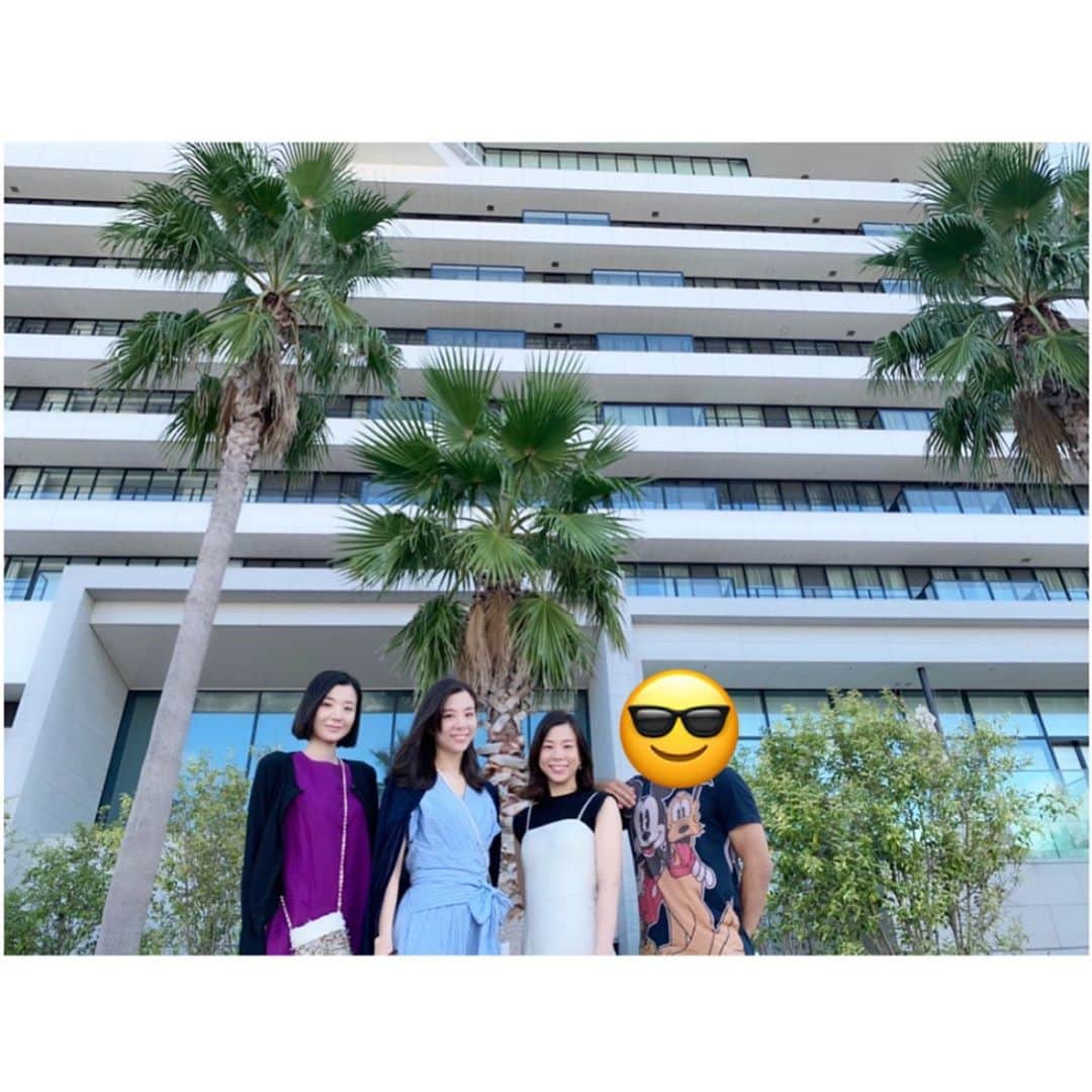 のインスタグラム：「ℙ𝕙𝕠𝕥𝕠❤︎❤︎ . . . 朝ごはんまで記念撮影^ ^ ●●君も一緒にʕ•ᴥ•ʔ #芦屋ベイコート倶楽部  #記念撮影 #🐶ちゃんはお留守番 #朝食前 #兵庫県」