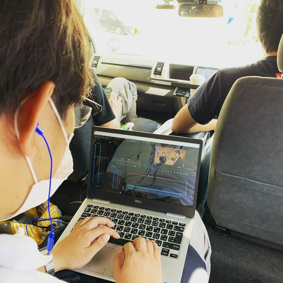 河田直也さんのインスタグラム写真 - (河田直也Instagram)「先ほどロケを終えてMBSに戻る車内で編集。今日のちちんぷいぷいで放送するのでかなりギリギリです〜(･_･; がんばれ坪井ディレクター！ #ちちんぷいぷい #ディレクターは辛いよ  #時間ない #テレビ撮影」10月2日 11時13分 - kawatanaoya0423