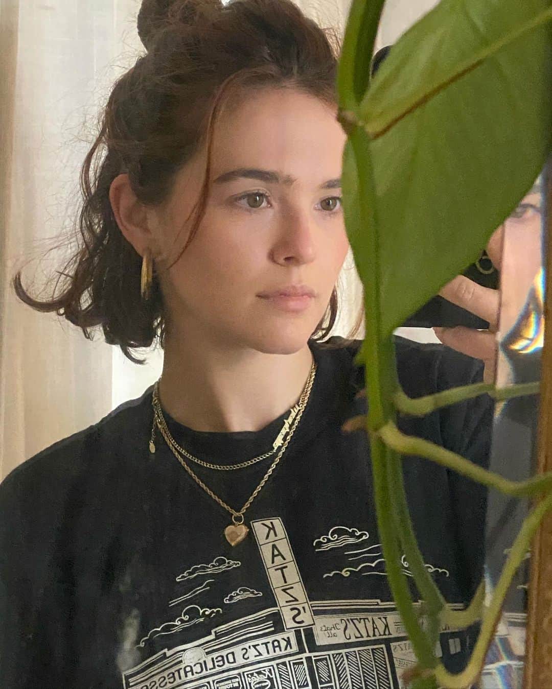 ゾーイ・ドゥイッチのインスタグラム：「i call this performance art piece: “a quarantine”. enjoy.」