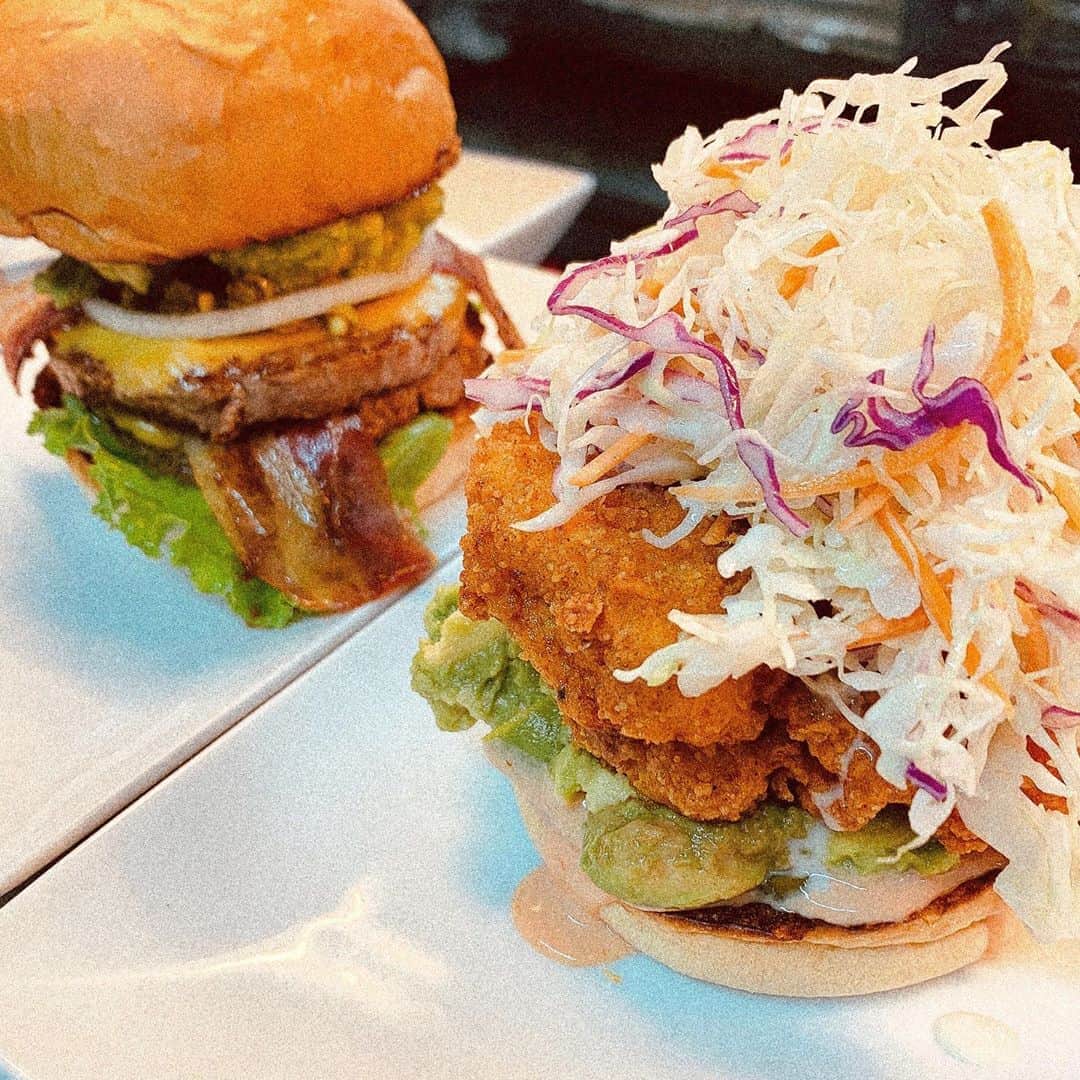 のインスタグラム：「. 夏が戻ってきたような暑さですね😵🔥 ボリューム満点のバーガーを食べて元気をつけませんか？？😏  バーガーにひとつトッピングをするだけで一気にボリュームアップするんです！！😝 お腹が空いてる時やガッツリ食べたい時はとってもおすすめです！  こちらはクリスピーチキンにアボカドトッピングとスパイシーハラペーニョにアボカドトッピングです🍔➕🥑 きっとみんなが好きな組み合わせじゃないでしょうか🤤💕  デリバリーでもトッピングできます💖 ぜひお待ちしております💭💭  #デリバリー #ubereats #finedine  #rakutentakeout #出前館 #avocado  #テイクアウト #takeout  #イートイン　 #eat #umamiburger  #umamiburgerjpn  #ウマミバーガー #ウマミバーガー青山店  #ウマミバーガーみなとみらい店  #ハンバーガー #hamburger #グルメバーガー #gourmetburger #maketoorder  #旨味　 #🍔 #🍔🍟  #🍔❤️  #🍔🍟🥤」