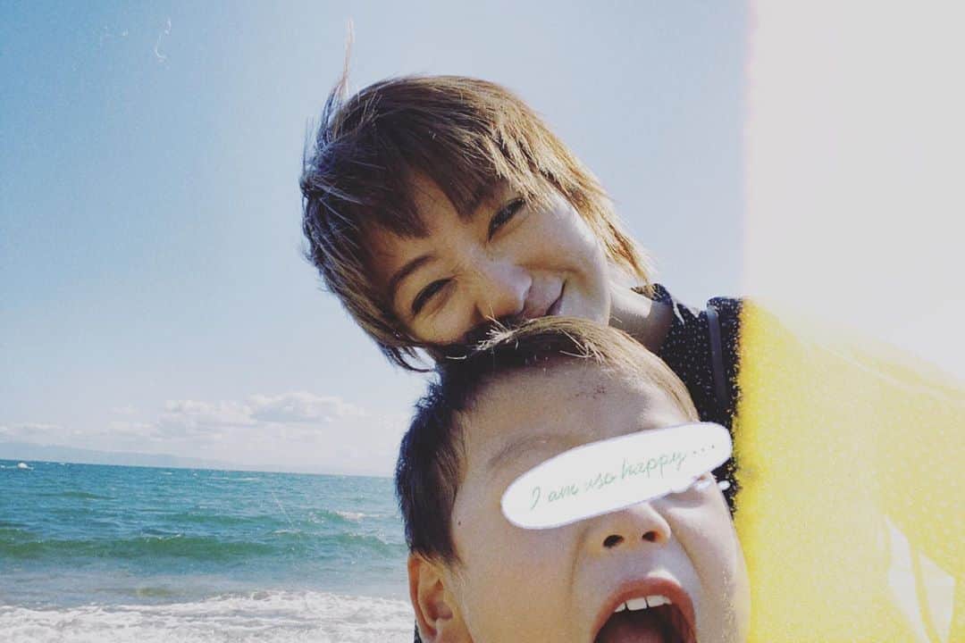 のインスタグラム：「"海に来たらね、思いっきり想いを叫ぶといいよ‼︎"﻿ ﻿ って息子に伝えたら、﻿ ﻿  "まっく〜ろくろすけ　でておいでぇ〜、﻿ で〜ないと、めぇ〜だまを、ほ〜じくるぞ〜"﻿ ﻿ ﻿ と、叫んでました、、、👀w﻿ ﻿ ﻿ ﻿#愛おしい叫び #とある日の親子﻿」