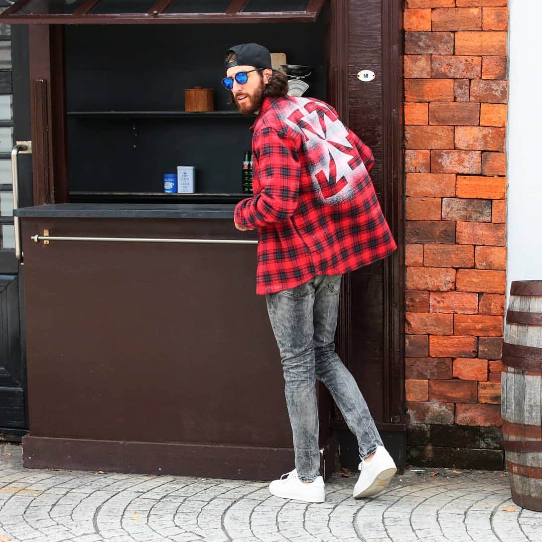 のインスタグラム：「OFF-WHITE . . --------- . オフホワイト チェックシャツ . . スタッフコメント #昔からストリートといえばチェックシャツ #遠目でみてもオフホワイトと分かる #熱狂的ファンが多いよ #ビッグシルエット #アウターとしてもシャツとしても使えて #3150 . . . . サカゼン製品番号：7674203174-24 虫眼鏡でこちらの番号を検索！ . #サカゼン #ゼンオンライン #sakazen #sakazen_import #メンズファッション #メンズカジュアル #メンズコーデ #メンズコーディネート #ファッションコーデ #ファッション通販 #ブランド #ブランド服 #海外ファッション #コーデ #ファッションスナップ #今日のコーデ #ootd #instafashion #follow #offwhite #オフホワイト」