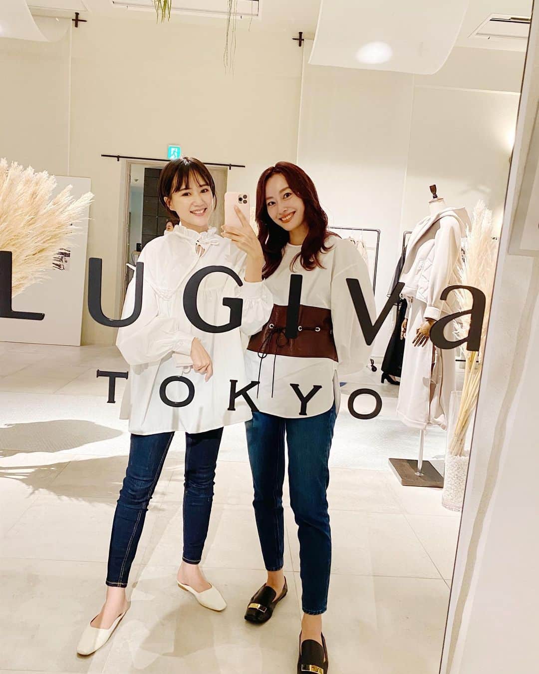 小祝麻里亜のインスタグラム：「昨日ローンチしたばかりの　@lugiva_official を観に行ってきました😊❤️アウターの種類が豊富で、今から着たいと思うアイテムがたくさん✨  今っぽいエシカルでサスティナブルなブランドで、大人女性の日常に落とし込まれたお洋服ばかりでした❣️  Thankyou  @sosuke_style  @7kitagawa  @shuntaronanoda   ． ． ．＿＿＿＿＿＿＿＿ #outfit #coordinate #look #instafashion #셀스타그램 #얼스타그램 #코디 #스타일링 #데일리 #데일리룩 #오오티디」