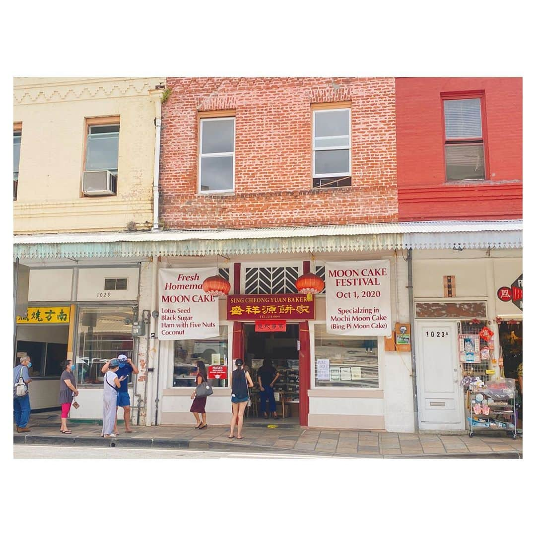 荒川れん子のインスタグラム：「People make lines at some Chinese bakery shops in Chinatown. Now I can find out which is popular among local Chinese people😆👍 お月見用に月餅を買いにチャイナタウンへ。あちこちに列ができていて、どこが在住チャイニーズの間で人気か解って面白かったです😊 私はおもちの月餅にしました。今夜が楽しみ✨ にしても、月餅ひとつ約$5-8くらいって、結構するのですね😳  . . #hawaii #aloha #happy #hilife #midautumnfestival #mooncakefestival #instagood #chinatown #instagenichawaii #luckywelivehawaii #lifeisajourney #lovehawaii #ハワイ #ハワイ生活 #ハワイ暮らし #ハワイ在住 #旅 #日々の暮らし #丁寧な暮らし #ハワイ旅行 #今のハワイ #ハワイ好き #ハワイ好きな人と繋がりたい #アメリカ生活 #シンプルライフ #シンプルな暮らし #丁寧な暮らし #中秋の名月 #お月見 #月餅 #おもち」