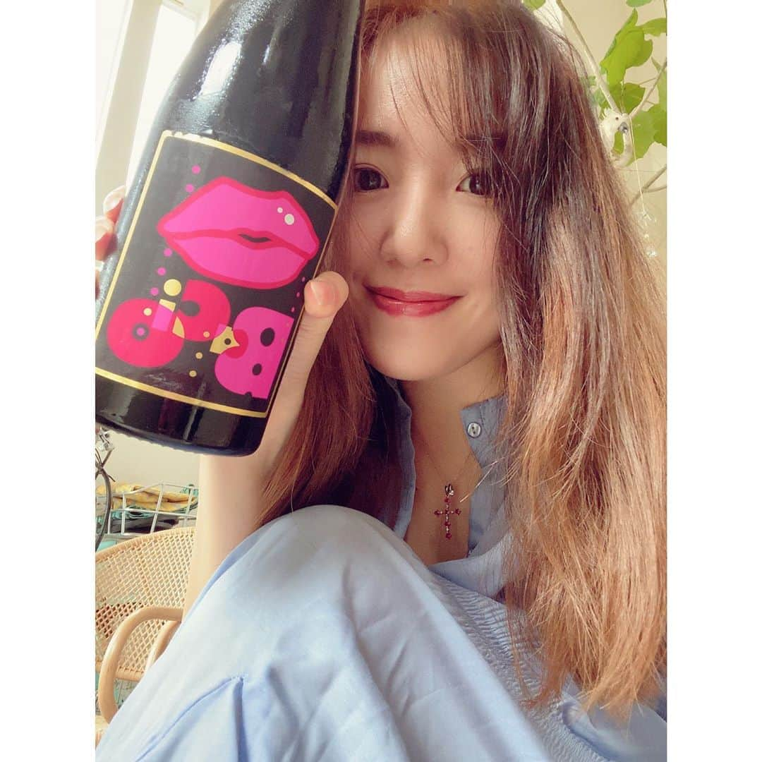 平原綾香さんのインスタグラム写真 - (平原綾香Instagram)「このワイン美味しいよ〜！﻿ LAMBRUSCO #Bacio﻿ ﻿ 微発泡で弱い私にも飲みやすいです﻿ ﻿ 氷を入れるとさらに美味しい！﻿ ﻿ #ayakahirahara #平原綾香」10月2日 11時27分 - ayaka_hirahara_official