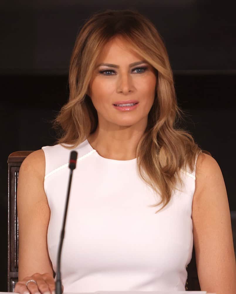 Just Jaredさんのインスタグラム写真 - (Just JaredInstagram)「One of Melania Trump’s former friends has shared a secretly recorded audio in which the First Lady said something really awful about children separated at the border. Tap this photo at the LINK IN BIO to listen to the “Melania Tapes.” #MelaniaTrump #MelaniaTapes Photo: Getty」10月2日 11時32分 - justjared