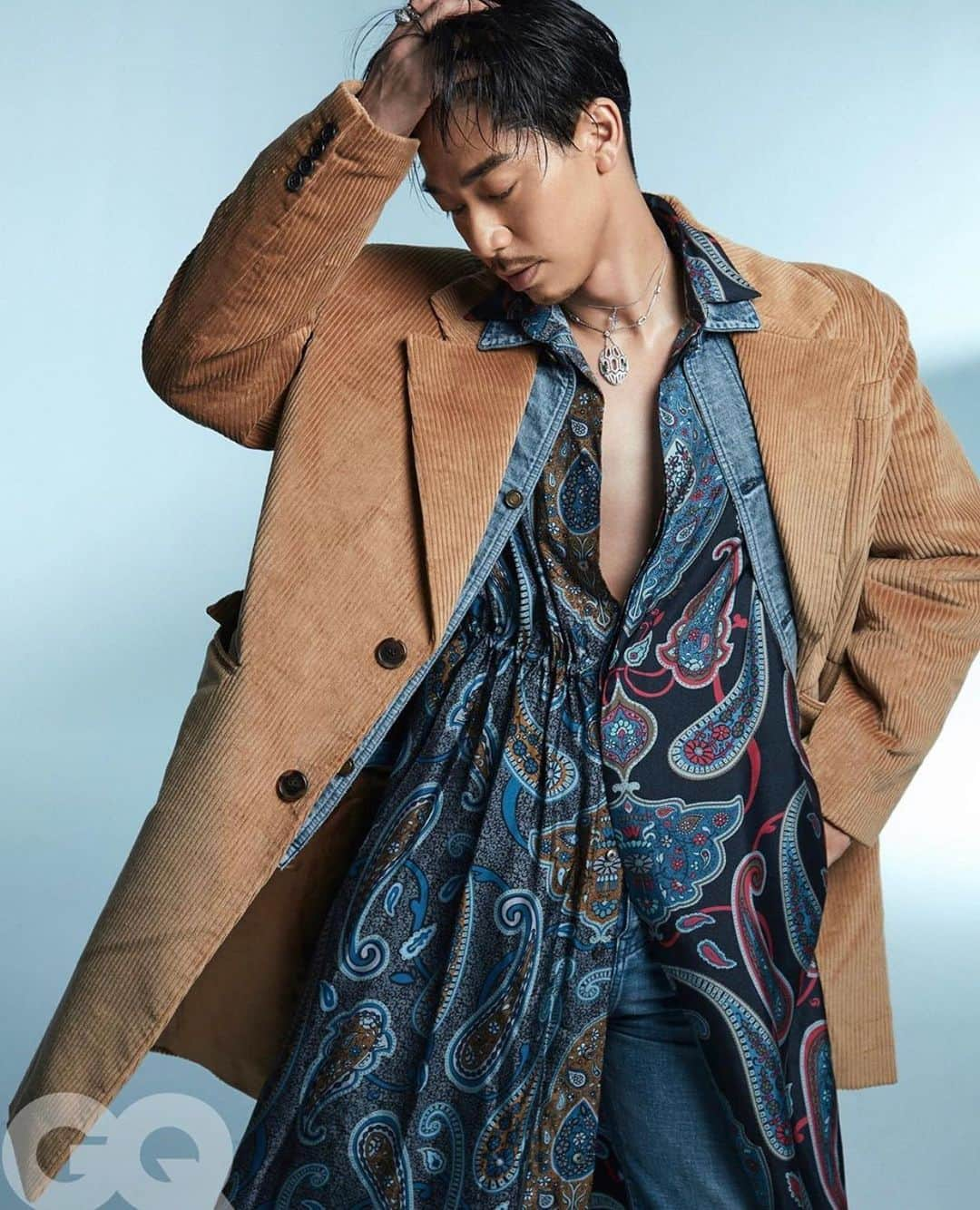 AKIRAさんのインスタグラム写真 - (AKIRAInstagram)「#repost @gqtaiwan via @PhotoAroundApp  【GQ Story】再定義新男子氣概，AKIRA：「與其用權力控制，『體貼』才是男人該有的樣子。」 . AKIRA：「過去多半是男人擔任家裡的經濟支柱，所以有很多情況是：因為你要照顧這個家庭，所以身為男性的你，不能哭、不能怕痛、不能讓他人看到你軟弱的一面。現在時代變遷很多，不是全身肌肉就是所謂的很 men、很有男人味，當然也不是說這樣不對。就像穿衣服一樣，每個人都有自己的喜好，男人味的展現方式也沒有絕對。」詳細專訪請見主頁連結。 .  【GQ Story】男らしさを再定義，AKIRA：「権力で相手をコントロールするより、『思いやり』が男のあるべき姿。」  AKIRA：「世の中は誰も予想できない状況で、強い心だけが明るい未来につなぐとは限らない。ただし愛のある、思いやりのある心を持つこと、そして常に周りを感謝する気持ち、目標をもって未来に向けて進んでいくのは、男として重要なことではないかと思います。」 詳しくはリンクで。  @exileakira_official  . photographer_ @mr.triangle  execution & stylist_ @lorryzzl & @amberchiuchiu  text_ @amberchan_98  makeup & hair_Chen Yi Li  assistant_ @yichunnyang & @polo__zheng  fashion brands_ #bottegaveneta  #bvlgari  . #gq #gqstory #changeisgood」10月2日 11時32分 - exileakira_official