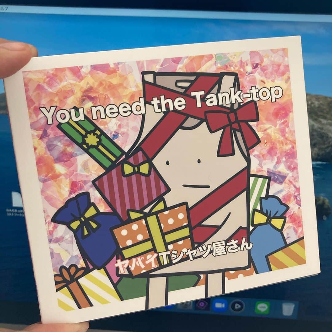 宮戸洋行のインスタグラム：「ヤバイTシャツ屋さんのニューアルバム『You need the Tank-top』届きました！待ってました！ヘビロテ開始です！ ただ、手書きサイン付き注文したつもりやったんですが…こやまさん、『ネットで買い物難しい』って曲作ってくれませんか？」