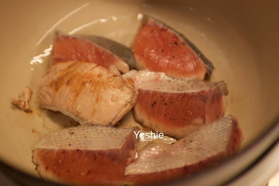 草間淑江さんのインスタグラム写真 - (草間淑江Instagram)「晩ご飯はどんなものを作っているのですか？とよく聞かれるものでたまには載せて見ます。   昨夜はお月見をしながら、ちゃんちゃん焼きをおつまみにワインをいただきました。     最初、オリーブオイルをひいたお鍋で鮭を焼いて取り出しておき   冷蔵庫にある野菜でいいのでそれを炒めて、鮭を戻し入れバターをのせて蒸し焼きに。     今回は、玉ねぎ、ニラ、アスパラ、ほうれん草、赤ピーマン。     味噌、お酒、みりん、砂糖と醤油を少々のタレをかけてざっくり混ぜていただきました。     ワインは白を合わせて。    朝も鮭でしたが😆     鮭の赤でもあるアスタキサンチンは抗酸化作用があり。     そして、ヘルシーで消化にいいので鮭はどんどんメニューに取り入れていきたいですね。     さ、午後からお仕事です。     コロナで私の仕事もちょっと変わって、サロンではなく出張洗顔教室です。     では、行ってきます～✨      #草間淑江#晩ご飯#おつまみ#鮭のちゃんちゃん焼き #秋鮭#抗酸化作用#アスタキサンチン#白ワイン#夜はおつまみだけ #野菜もたっぷり」10月2日 11時35分 - yoshie_kusama