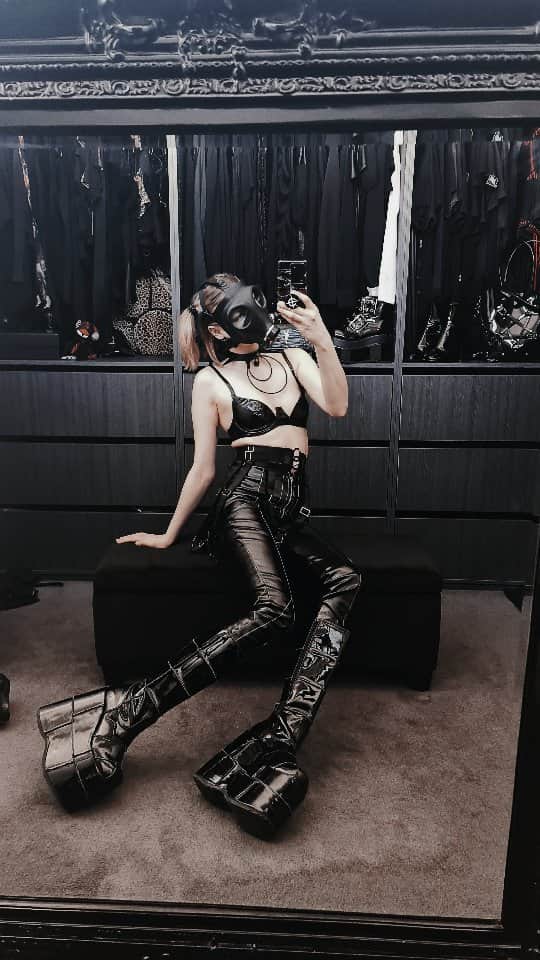 ティール・ココのインスタグラム：「Is this how you do it?!...🤪😬 What's the point in dressing normal when nothing's normal! 🛸🖤」