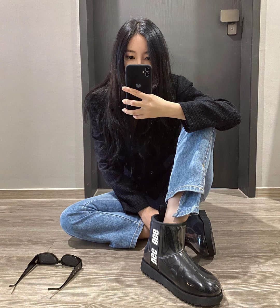 ヒョミン さんのインスタグラム写真 - (ヒョミン Instagram)「🏴‍☠️  @ugg x @atmos_seoul_official  #Ad #ugg #atmos #classicclear #feelugg」10月2日 11時47分 - hyominnn