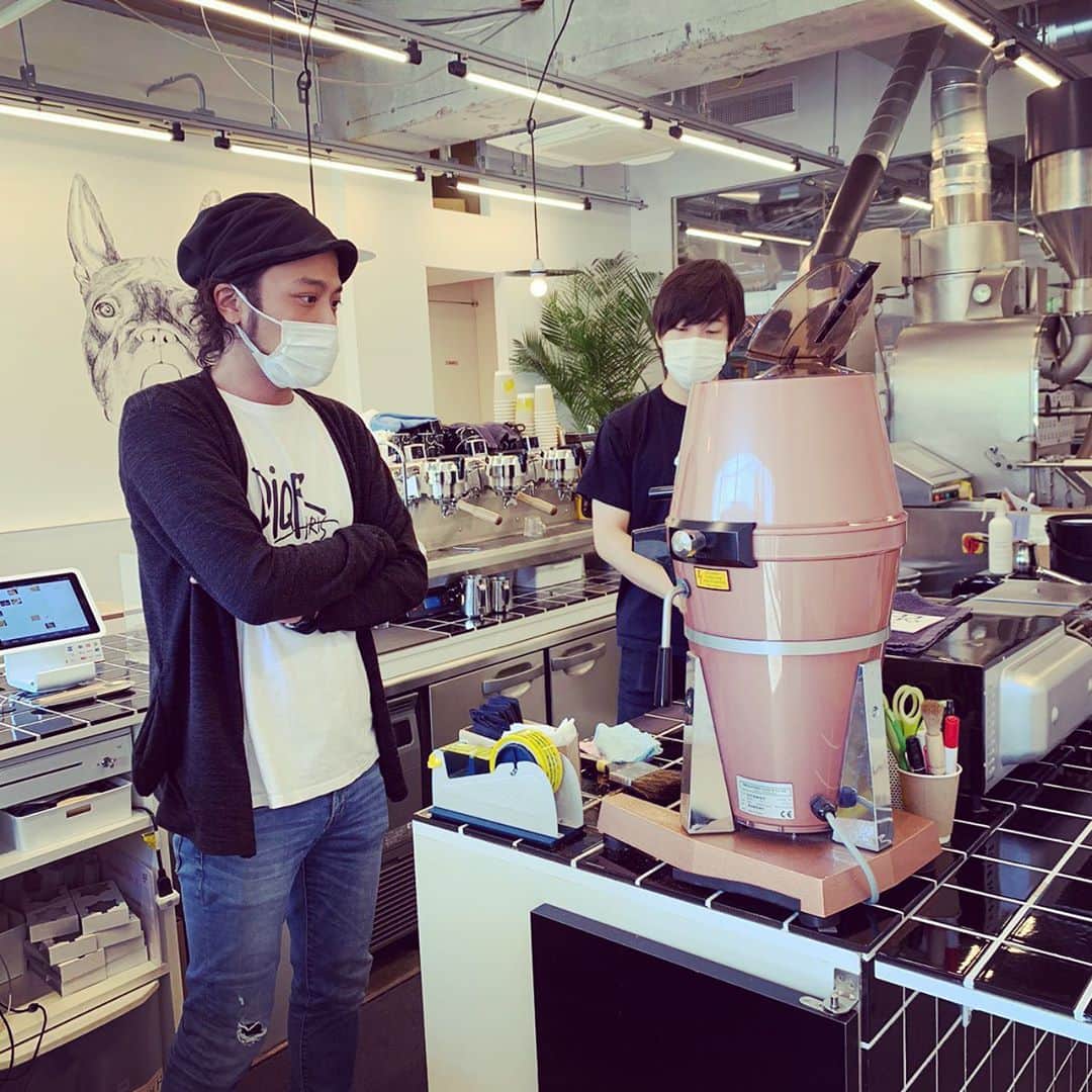 光永亮太さんのインスタグラム写真 - (光永亮太Instagram)「10/5（月）からのオリジナルブレンド店頭販売&試飲会に向けてシミュレーション。  そしてバリスタの成哉さんに改めて教えを乞う。  店頭にて豆を購入して頂いた方にはサインを！  詳細は以下より！  ↓↓↓↓↓↓↓↓  オンラインショップ限定にてご好評頂いているB²(ビースクエアード)とRMのオリジナルブレンドのコラボコーヒーですが、 この度10/5(月)〜11(日)の期間限定で店頭販売をして頂けることになりました！ ‬ ‪お店の計らいで開催中14時〜16時は なんと試飲もできちゃいます！  ‬ ‪もしかしたらどこかの日程のどこかの時間で光永もお手伝いしてるかも！？‬  この機会にぜひお試し下さい！  ‪https://bsquared.jp‬  #coffee #coffeetime #coffeelover #coffeebreak #coffeeshop #コーヒー #オリジナルブレンド #試飲 #店頭販売 #期間限定 #bsquared #清澄白河 #ロースタリー #カフェ #cafe #運が良ければ光永に会えます」10月2日 11時46分 - mitsunagaryota