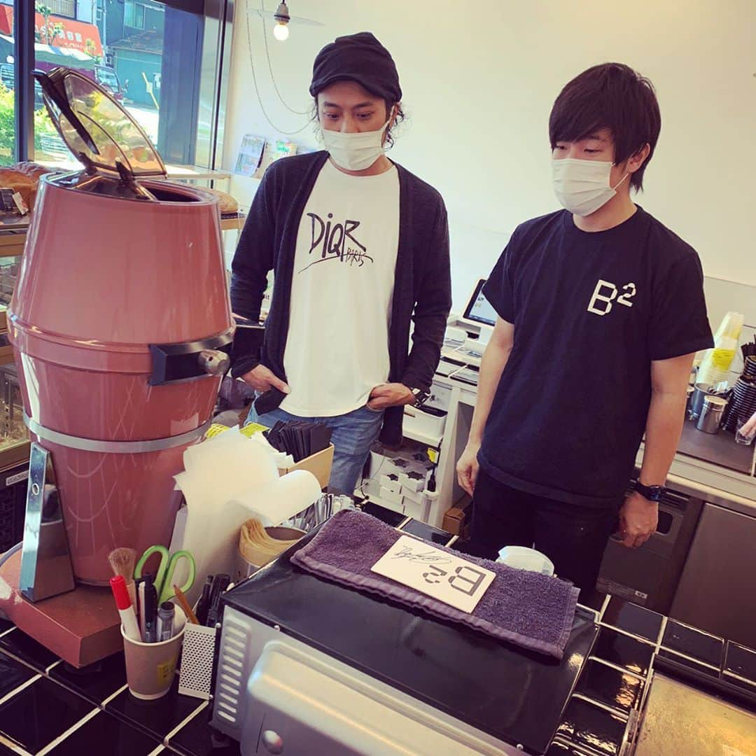 光永亮太さんのインスタグラム写真 - (光永亮太Instagram)「10/5（月）からのオリジナルブレンド店頭販売&試飲会に向けてシミュレーション。  そしてバリスタの成哉さんに改めて教えを乞う。  店頭にて豆を購入して頂いた方にはサインを！  詳細は以下より！  ↓↓↓↓↓↓↓↓  オンラインショップ限定にてご好評頂いているB²(ビースクエアード)とRMのオリジナルブレンドのコラボコーヒーですが、 この度10/5(月)〜11(日)の期間限定で店頭販売をして頂けることになりました！ ‬ ‪お店の計らいで開催中14時〜16時は なんと試飲もできちゃいます！  ‬ ‪もしかしたらどこかの日程のどこかの時間で光永もお手伝いしてるかも！？‬  この機会にぜひお試し下さい！  ‪https://bsquared.jp‬  #coffee #coffeetime #coffeelover #coffeebreak #coffeeshop #コーヒー #オリジナルブレンド #試飲 #店頭販売 #期間限定 #bsquared #清澄白河 #ロースタリー #カフェ #cafe #運が良ければ光永に会えます」10月2日 11時46分 - mitsunagaryota