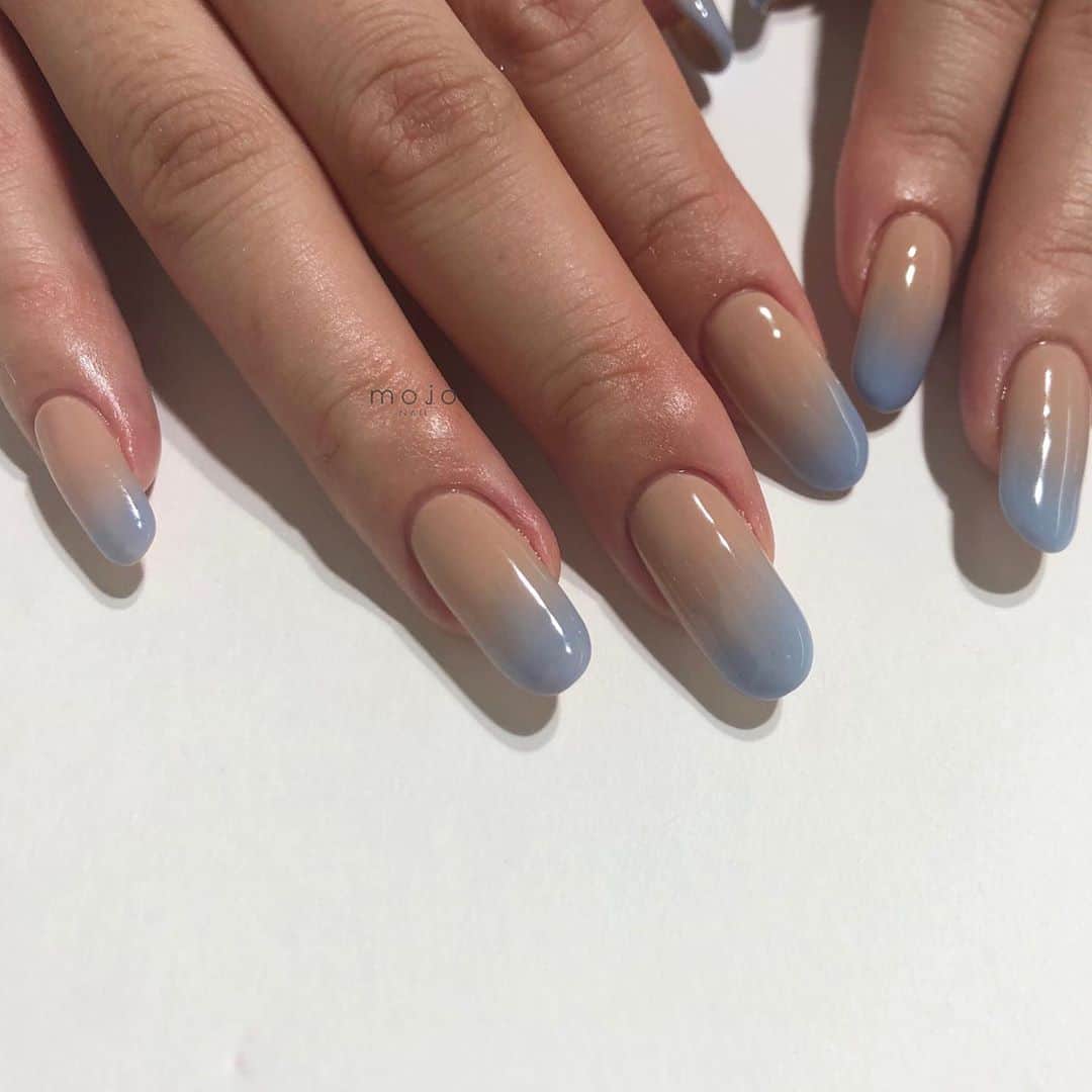 関根祥子のインスタグラム：「ベージュからブルーのグラデ💙 くぅ〜可愛いい😇  @mirage.missmirage のファンデーションカラーのベージュ達が可愛すぎる件🤍コレはmocha!!!  #mojonail #nails」