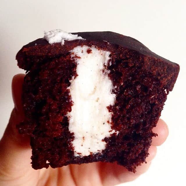 ジェニファー・エスポジートのインスタグラム：「Who else wants to stick their face right into this cupcake and go back to bed until spring?   Ah yes the days when I was happily baking gluten free vegan magic such as this. Seems like a lifetime ago. I wish I could send you all one of my famous FAUXHOEs  #findjoy today #vote」