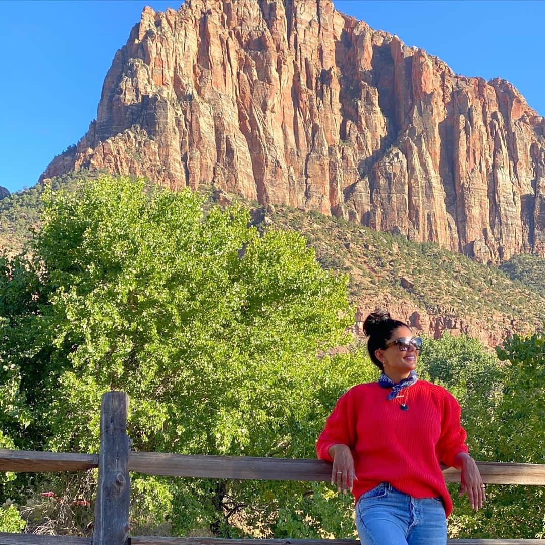 のインスタグラム：「Sweater Weather  In the Red Rock of Zion   #zionnationalpark  #rachelroy」
