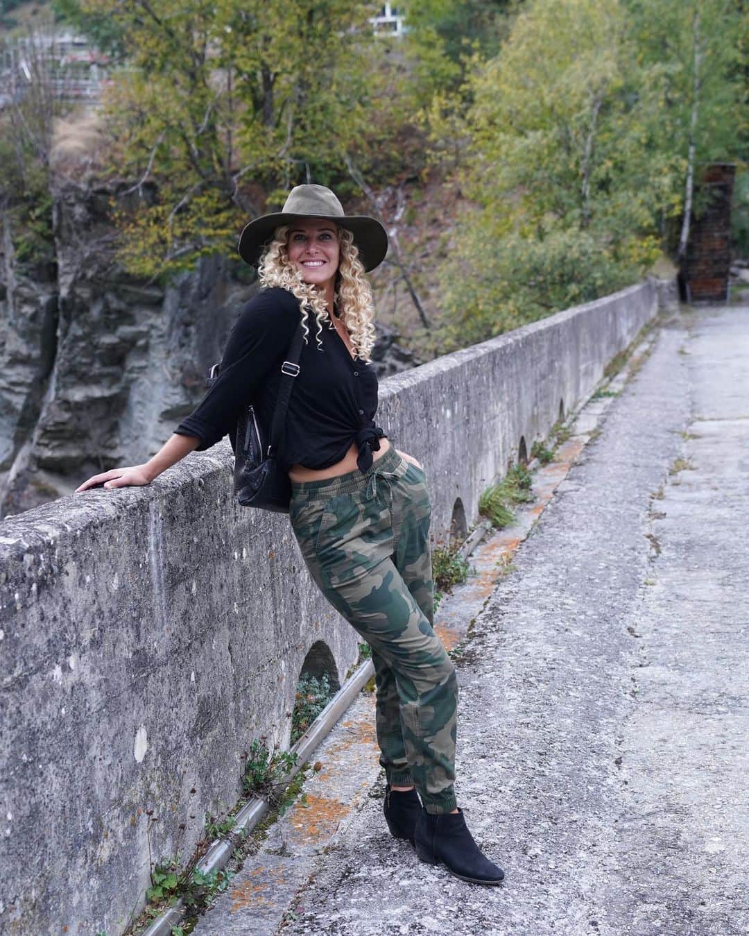 リンゼイ・ジャコベリスのインスタグラム：「On the hunt for an adventure. 😋 📸 @sennaleith」