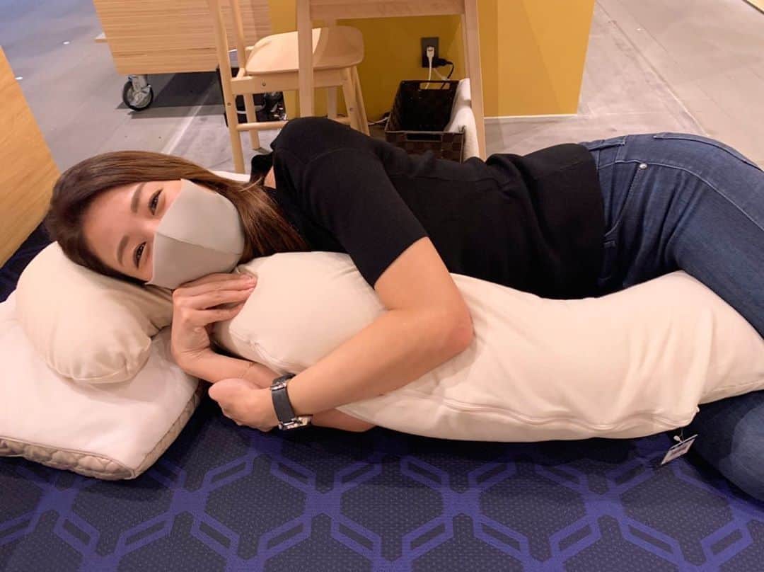 青木愛さんのインスタグラム写真 - (青木愛Instagram)「10月2日オープンの日本橋西川さんにお邪魔してきました☺️🤍﻿ ﻿ マットレスと枕をオーダーメイドで作ってもらってきたよ🛏💕﻿ ﻿ 自分の理想の形に作ってくださるんですが、私の寝方や好きな高さってすごく作るのが難しいらしく。。😂笑﻿ そんな私のわがままも全て聞いてくださって、素敵な枕を作っていただきました☺️✨✨﻿ ﻿ ちなみに私は抱き枕も使った方がいいとアドバイスまでしてもらいました😊🎶﻿ ﻿ お店でずっと抱っこしてたら、この抱き枕に愛着がわいてしまったよー🤍笑﻿ ﻿ 寝るのが楽しみになっちゃうね☺️🦄🌈﻿ ﻿ #西川エアー﻿ #西川AiR﻿ #airsleep﻿ #sleeptechnology﻿ #マットレス﻿ #西川マットレス﻿ #睡眠﻿ #コンディショニング﻿ #西川株式会社﻿ #airマットレス﻿ #アスリートサポート﻿ #日本橋西川」10月2日 22時48分 - aiaoki_official