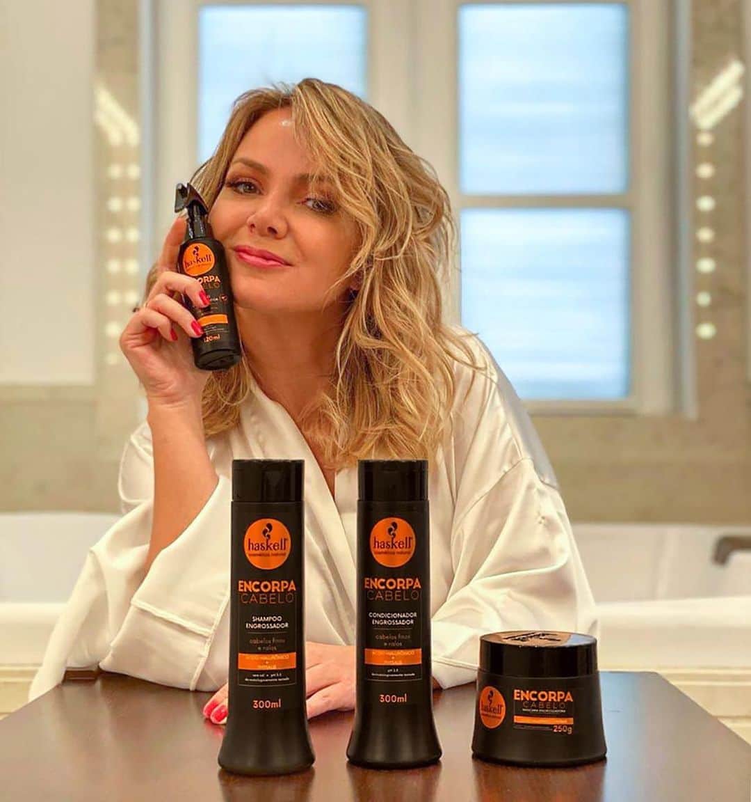 Eliana Michaelichin Bezerraのインスタグラム：「Minha rotina de beleza começa assim: cuidando dos meus cabelos! E para cuidar dos meus fios e eles estarem sempre saudáveis tenho usado a linha Encorpa Cabelo, da @haskelloficial. Estou amando essa linha porque ela dá mais volume aos fios e devolve aquele aspecto encorpado que a gente vai perdendo com o tempo, sabe? Além do cheiro maravilhoso e da aparência saudável que ela deixa nos cabelos! Com certeza é a minha queridinha do momento❤️ #haskell #ad #beleza #cabelossaudaveis」