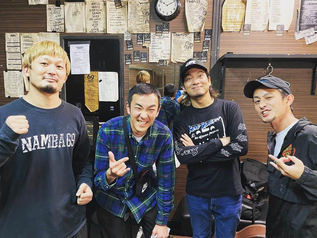 Jose さんのインスタグラム写真 - (Jose Instagram)「SHIBUYA ACOUSTIC KAI - SP -  須賀真太郎(dustbox) /  Jose(TOTALFAT) /  弓部岳樹  3人で弾き語ってきた。 スガさんとは１８年近くの付き合い。 弓部くんとは初めまして。 奇跡みたいな組み合わせは今だからこそできること。 良いものたくさんもらいました。  早くガチャガチャなライブできたら良いなって言いながらもこうやってステージに立てる事が幸せ。 聞いてくれた人に伝わるように一生懸命歌う。それしかない。 ていうかそれが俺の幸せなんだと再認識。 良い仲間と良い音楽。 そして自分から発信する音が誰かの何かになってくれたらと思う。  俺らはポジティブパワー発信していく。 どうか今日来てくれた人が幸せな1日になりますように。 ありがとうライブハウス。 ありがとう音楽。 ありがとう仲間たち。  音楽をどうか愛し続けてください🤘」10月2日 22時50分 - jose.totalfat