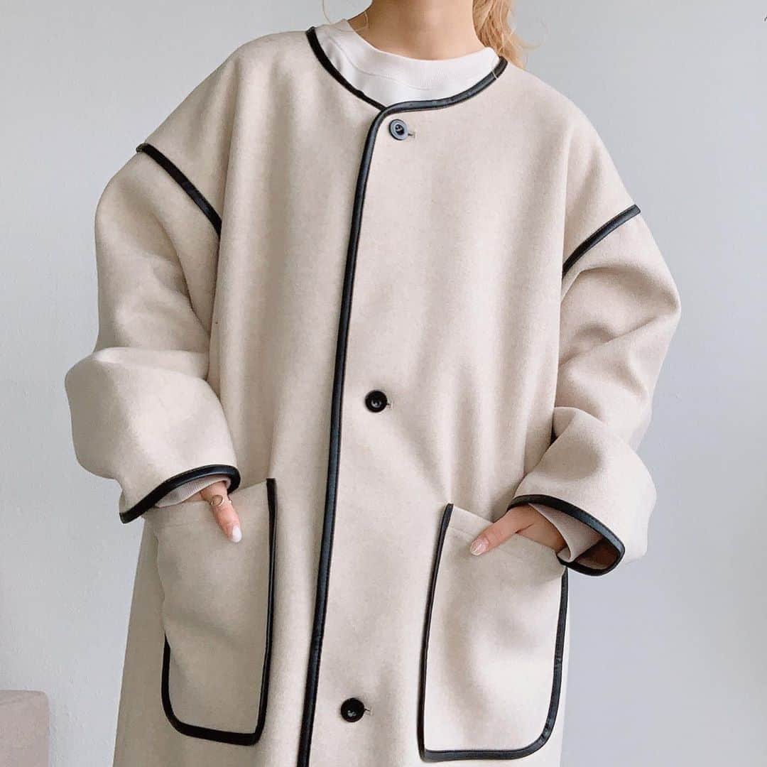Vannie Officialのインスタグラム：「⠀  【VANNIE U 　ノーカラーパイピングロングコート】5,900+tax ⠀  トレンドド真ん中オトナコートをアップデート  ⠀ 《styling》 着るだけで旬ルック！ どんなコーデにも色味にも合わせやすい配色ロングコート。 パンツコーデに羽織ると足元がすっきり見えしてスタイルが縦長にスラっと見えます♡  ⠀ 《detail》 ボリュームTOPSを中に着てもぐずらないゆとりのあるアームホールと ノーカラーでハイネックやフードもINしやすいデザインに。 袖を折ると全体のシルエットと印象がガラッと変えられます◎  ⠀ 《fabric》 この冬大活躍間違いなしのウールタッチの温かみのある素材 ⠀ ⠀ ⠀ #vannie_u#ヴァニーユー #ZOZOでしか買えない⠀⠀ お問い合わせはDMまでご連絡ください‪‪☺︎‬」