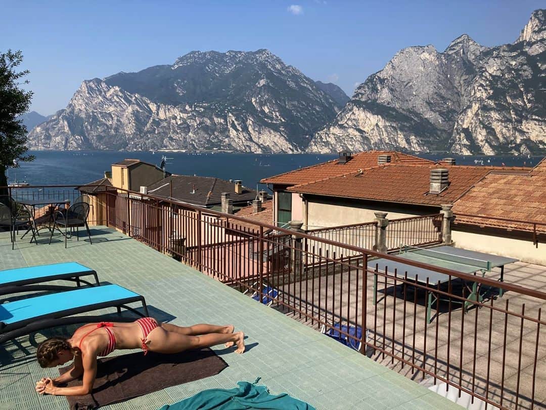 DE NUTTE Sarahさんのインスタグラム写真 - (DE NUTTE SarahInstagram)「Throwback to this beautiful workout view in Italy 🇮🇹☀️🏞️🏓 . #Summer2020 #LagodiGarda」10月2日 21時17分 - sarahdenutte