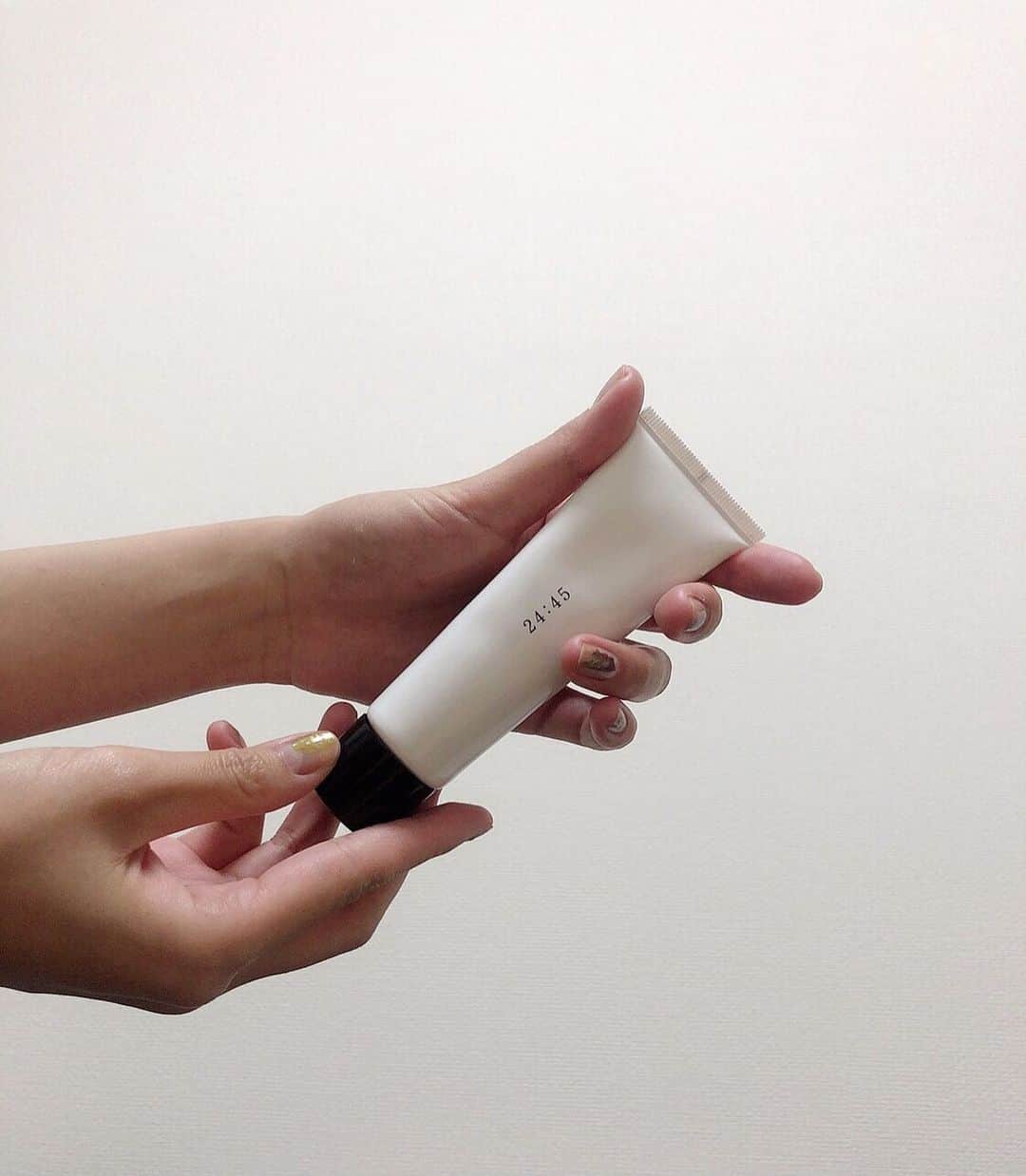 半田麗さんのインスタグラム写真 - (半田麗Instagram)「発売したら買おうと決めていたuka @instauka のハンドクリームがもう最高〜  ベースは水じゃなくネロリウォーターなんです。 この24:45の香りはしっかり重ためなテクスチャーで、かなりしっとりするタイプ。  アルミチューブじゃないっていうところと（Aesopとか穴が空いて大変だった） シンプルなパッケージデザインも、もちろん香りもはなまるです◎ #ウカ #ウカハンドクリーム #uka #ハンドクリーム」10月2日 21時19分 - rei__handa