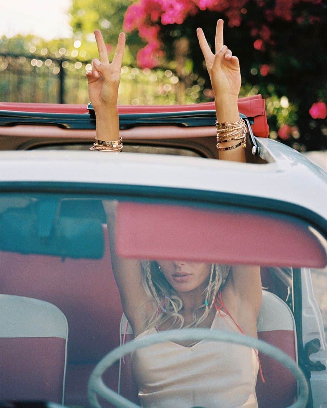 ダニジョーのインスタグラム：「✌️OUT #TGIF 🌸🐚🥝」