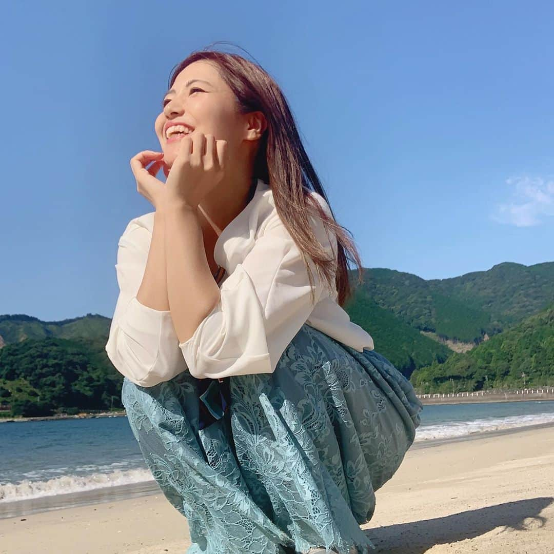 池山智瑛さんのインスタグラム写真 - (池山智瑛Instagram)「. 三木里海水浴場🏝 いい天気よくて最高でした😄 . #三木里海水浴場　#三木里　#海水浴 #尾鷲　#尾鷲市 #海　#山　#自然　 #移住　#田舎　#田舎暮らし #三重　#尾鷲　#地域おこし協力隊 #新生活#YouTube #動画　#毎日更新　#instagood #instalike #japan #follow #me   【YouTubeチャンネル登録してね】  https://www.youtube.com/channel/UCr2-ft39i7RQ7KLdvu4UqZw」10月2日 21時22分 - chu_chiaki