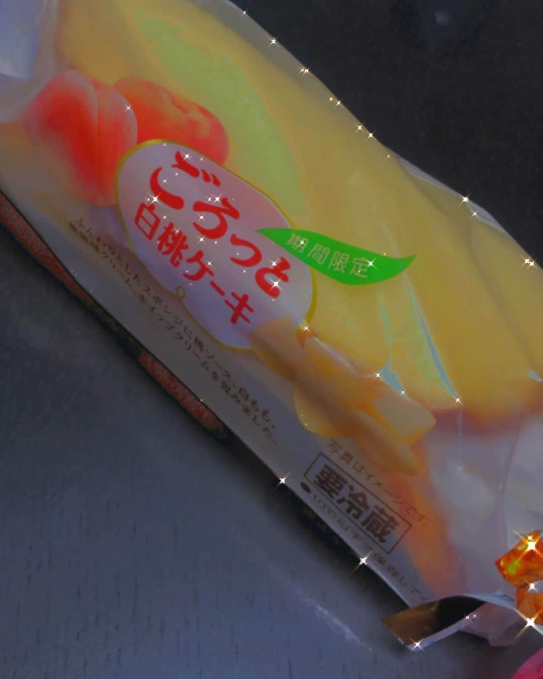 中野みやびのインスタグラム：「ごろっ  #桃 #もも #peach #白桃 #pink #cream #甘い #美味しい #verygood #very #good #love #fruit #white #yellow #wawawa #みやび」