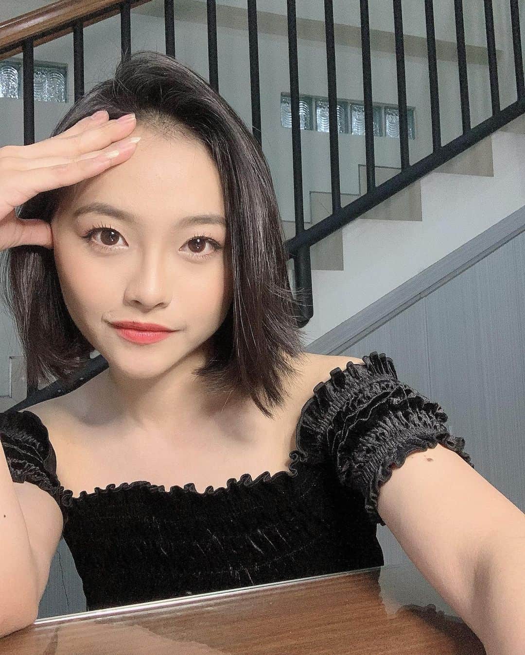 ロナ・アングラエニのインスタグラム：「🖤🖤🖤」