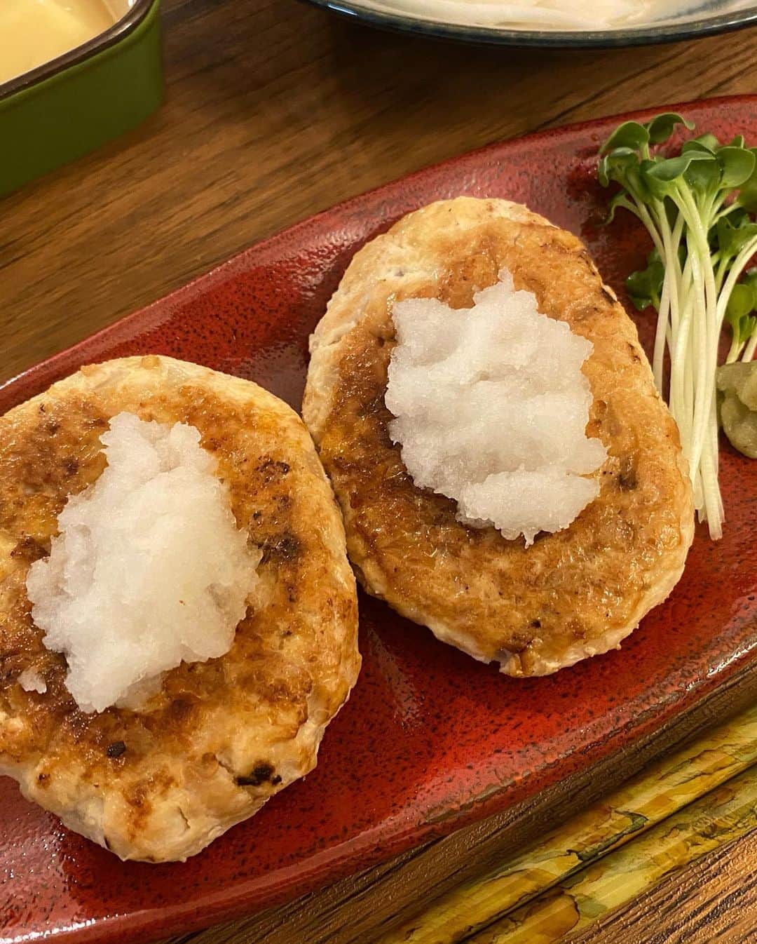 平木愛美のインスタグラム：「とある日の、鶏胸肉＆豆腐なハンバーグ。  ヘルシーでタンパク質豊富！！！で美味しい🧸❤️  わさび醤油や、おろしポン酢でお好みでっ✌︎ てりやきソースも合うし、どれも美味しいです！  ありがたいことに彼のもとへ毎週、エビス商事 @ebisutori さんより鶏ムネ肉が届くので、どちらかというとももよりはパサっとする"胸肉"をどうアレンジして食べるか💕を楽しんでいます。  でも"鶏胸肉"はみんなきっとご存じ"高たんぱく"なのでアスリートにも良いし、イミダペプチドっていう、【疲労回復】効果があったり！毎日ハードな練習してる彼にもとても良い◎ 女性にも嬉しい抗酸化作用やお肌や髪にも良いんだって！  といったわけでこのハンバーグは、お肉をミンチにするところから始めるよっ。冷凍してあるものを解凍し、すこし硬さがのこってるくらいが細かく切りやすいっ！  ミンチにしたものはハンバーグはもちろん、鶏そぼろやガパオなど色々使えたり🧡🍽  ちなみに我が家は、やすくんが好き嫌いありすぎマン🤖🚀🦖なので鶏皮はいつも取るのですが、実は皮は何気にカロリーが高いので、ヘルシーになるのにも◎  たくさん作ったら、冷凍して保存もできちゃうし、王道ですがハンバーグ好き〜💞」