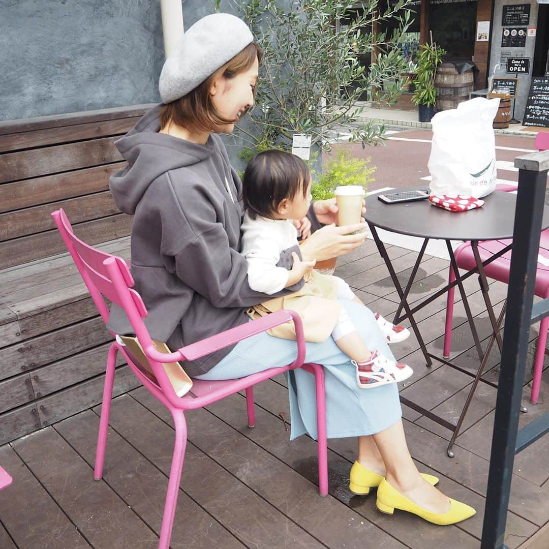 榮樹実のインスタグラム：「. 休日、朝のお散歩した時の📸 . . . 👶🏻 #babygirl  tops @uniqlo  skirt @slapslip_official  shoes @familiar_official @asics_kids_japan  . 👩🏻 #mama  béret &skirt @unitedarrows_official  parker @coca_official_store  shoes @gu_global @gu_for_all_  . . リンクコーデでもなんでもないけれど👶🏻笑 . . このパーカー、買って早々にこの日油汚れ？つけてしまったようで😭 何度洗濯しても落ちない…😭😭 油シミにはクレンジングオイルと聞いてやってみたけれど（今使ってるのジェルだからジェルにしたけど😂）ダメ、、😭 . 今年っぽくて好きだったのに、 もう着られないのでしょうか、、、 プチプラなので諦めるしかないとも思ってるけど、誰か確実にシミを落とす方法知っていたら教えてください😂😂 . . .  #ママコーデ #休日コーデ #親子コーデ #プチプラコーデ #1歳2ヶ月女の子 #1歳コーデ #朝カフェ #あさんぽ #ユニクロコーデ #ユニクロキッズ  . .  #unitedarrows #coca #gu #ootd #mamafashion」