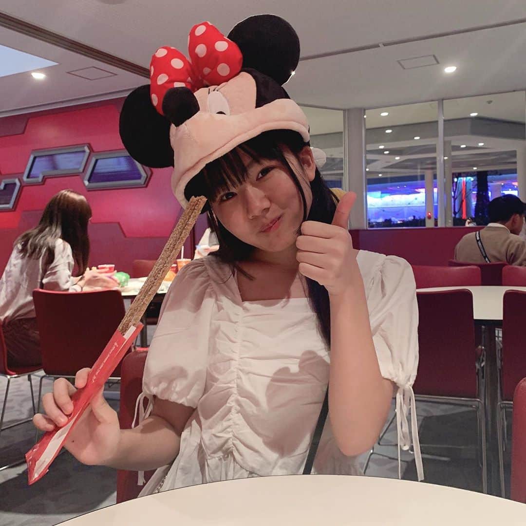 みのり（民謡ガールズ）のインスタグラム：「#チュロス ❕  #WAWAWA #みのり #ディズニー #ディズニーランド #スイーツ #美味しい #ミニーちゃん #ワンピース #instagood #instalike #follow #disneyland #disney」