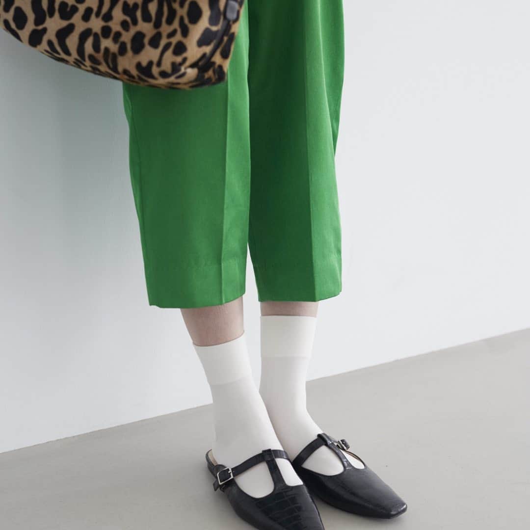 のインスタグラム：「. “styling lesson” vol.2 靴下初心者さんが持つべき靴下は？ . 靴下のコーディネート、悩んだことはありませんか？ 人気スタイリストに濱本愛弓さん @ayumi6316 に教えてもらいましょう！ https://tabio.com/jp/stylist_styling_lesson/vol.2/  @tabio.jp プロフィールのリンクより Tabio公式オンラインストアにてご覧ください . ▷ソフトナイロン無地ショートソックス No.021130449_¥1,100(税込) . . @ayumi6316  @kikimeppo  #tabio #tabio_official #タビオ #tabiosocks #20aw #2020aw #021130449 #socks #sockstagram #sockstyle #ソックス #ソックスコーデ #socksoftheday #靴下 #靴下コーデ #くつした #ootd #fashion #instafashion #足元くら部 #足元コーデ #今日の足元 #stylinglesson #socksstylinglesson #レッグファッション #legfashion」